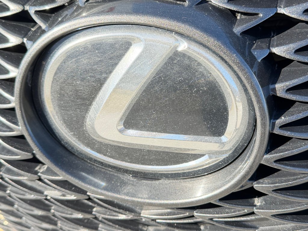 2017 Lexus IS 300 in Thetford Mines, Quebec - 11 - w1024h768px