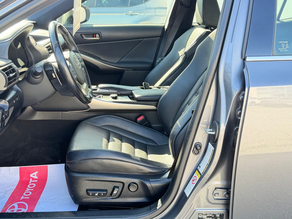 2017 Lexus IS 300 in Thetford Mines, Quebec - 28 - w1024h768px