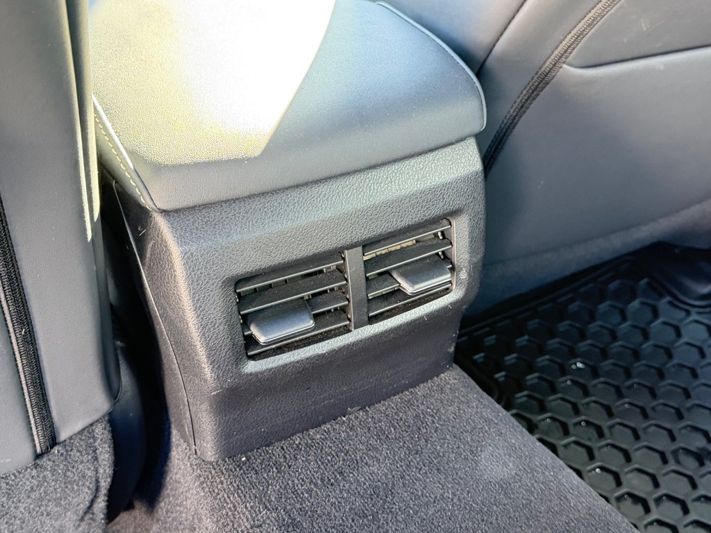 2017 Lexus IS 300 in Thetford Mines, Quebec - 61 - w1024h768px