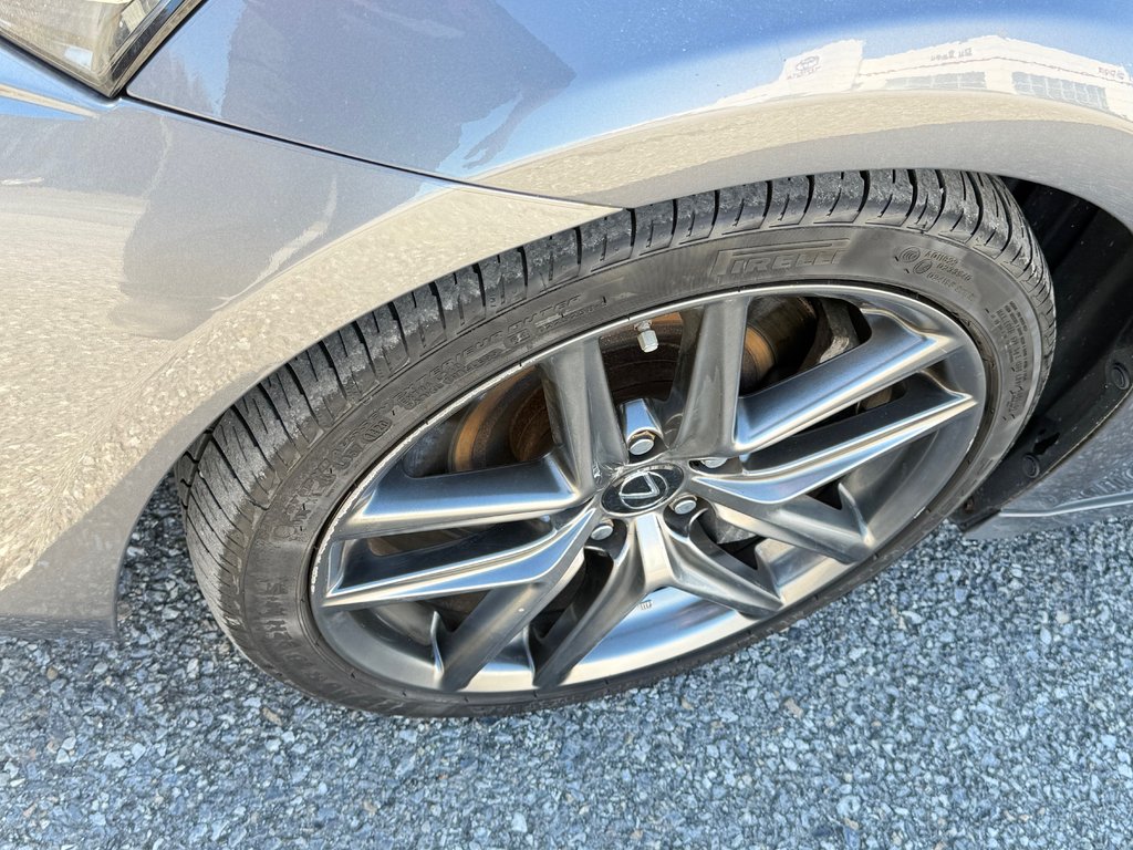 2017 Lexus IS 300 in Thetford Mines, Quebec - 13 - w1024h768px