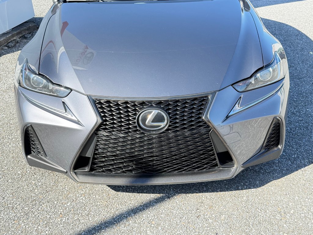 2017 Lexus IS 300 in Thetford Mines, Quebec - 12 - w1024h768px