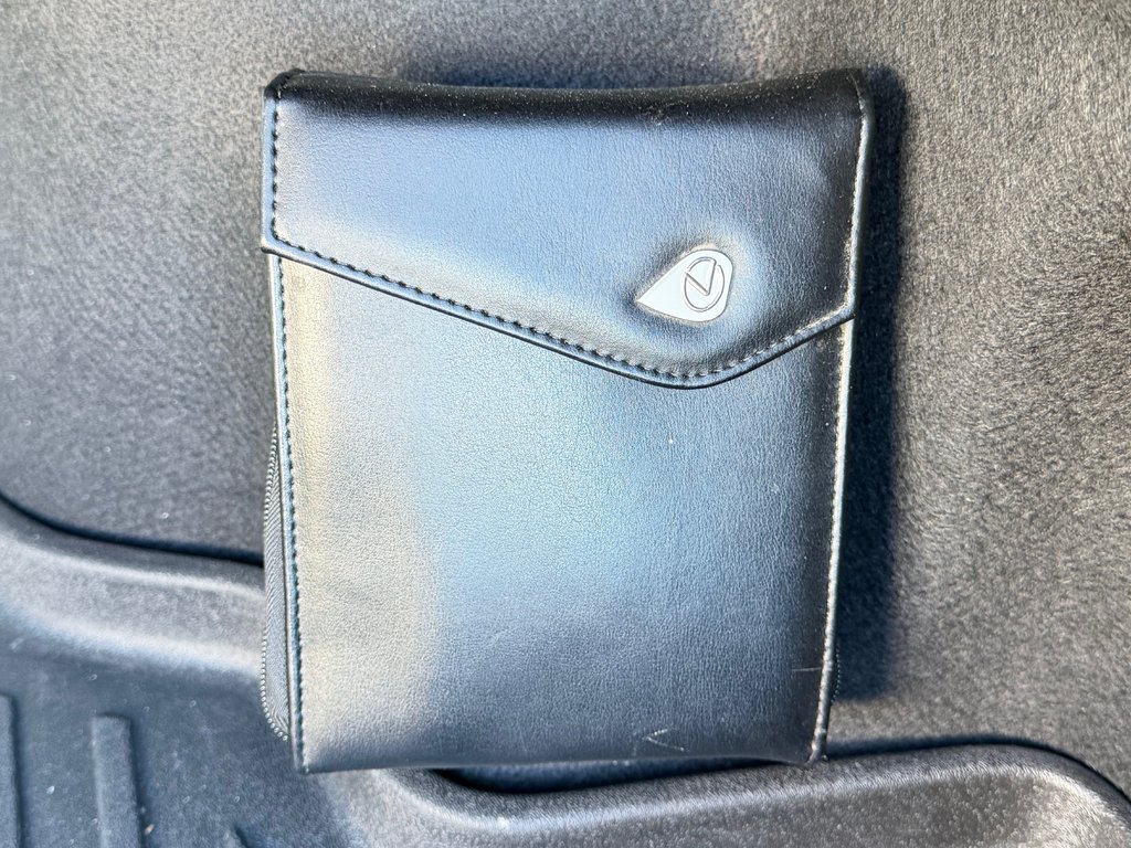 2017 Lexus IS 300 in Thetford Mines, Quebec - 65 - w1024h768px