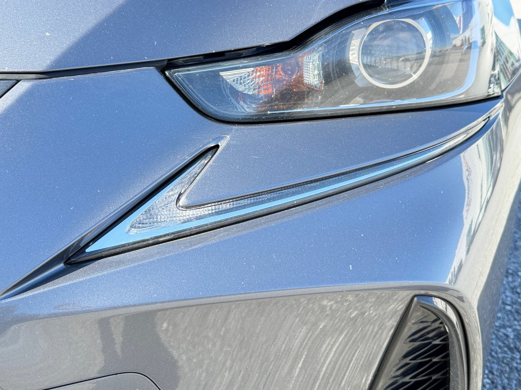 2017 Lexus IS 300 in Thetford Mines, Quebec - 10 - w1024h768px