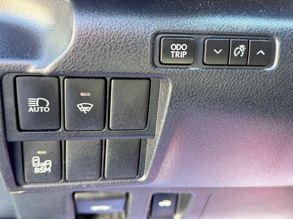 2017 Lexus IS 300 in Thetford Mines, Quebec - 31 - w1024h768px