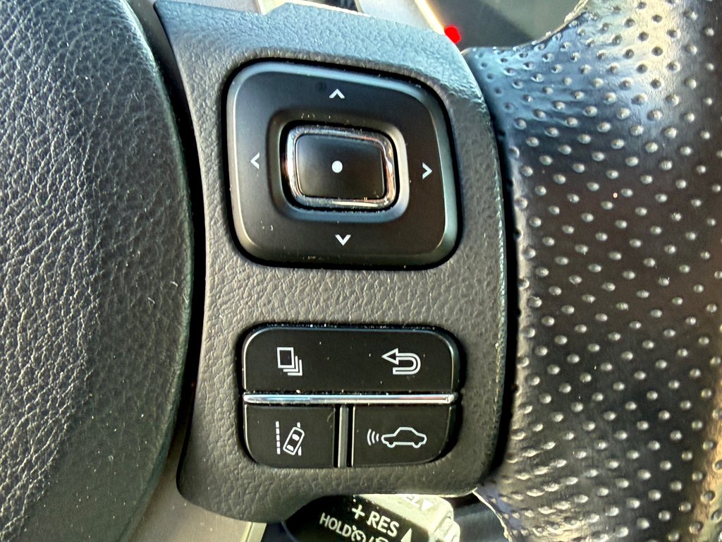 2017 Lexus IS 300 in Thetford Mines, Quebec - 36 - w1024h768px