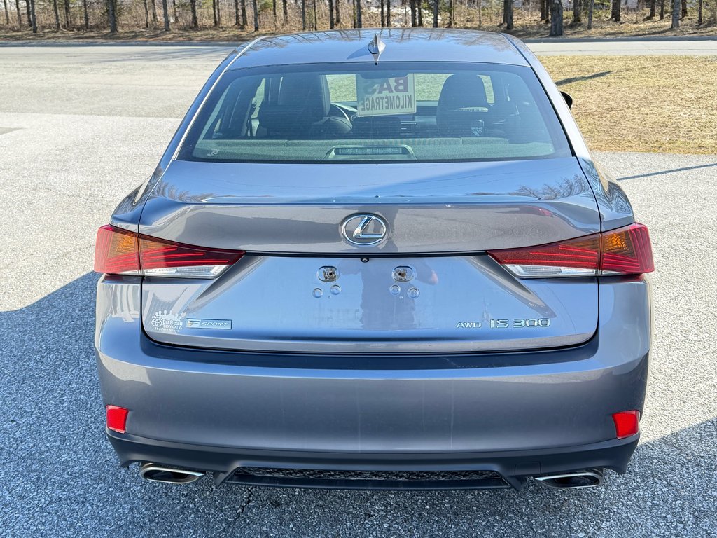 2017 Lexus IS 300 in Thetford Mines, Quebec - 5 - w1024h768px