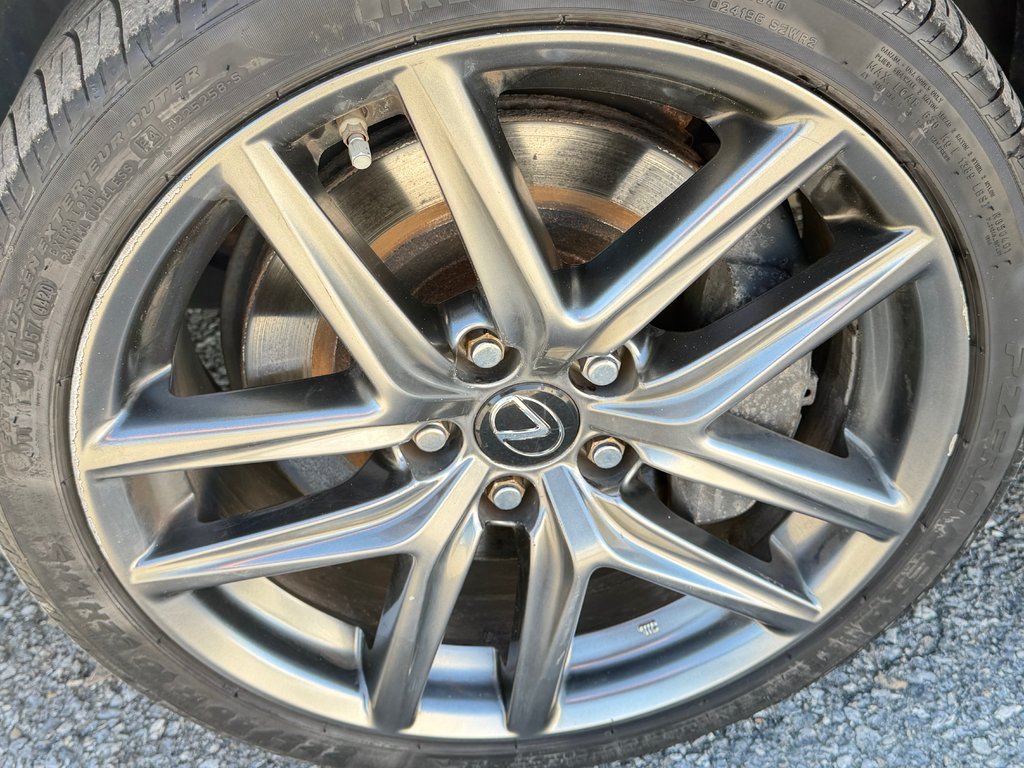 2017 Lexus IS 300 in Thetford Mines, Quebec - 14 - w1024h768px