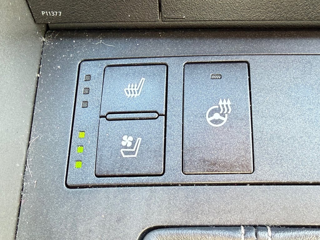 2017 Lexus IS 300 in Thetford Mines, Quebec - 47 - w1024h768px