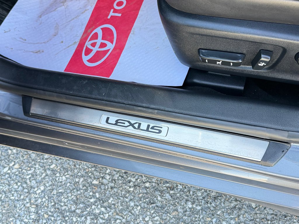 2017 Lexus IS 300 in Thetford Mines, Quebec - 29 - w1024h768px