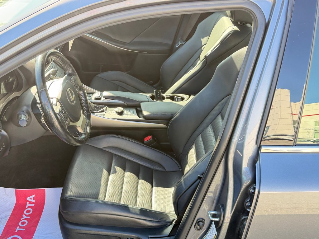 2017 Lexus IS 300 in Thetford Mines, Quebec - 27 - w1024h768px