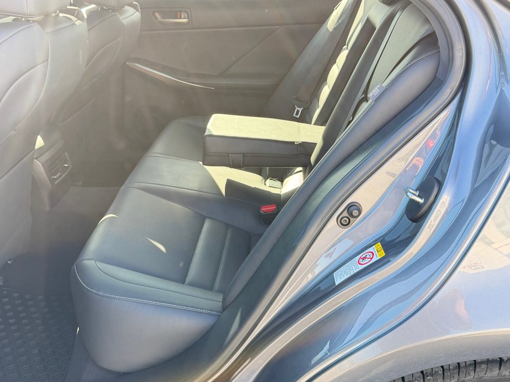 2017 Lexus IS 300 in Thetford Mines, Quebec - 60 - w1024h768px