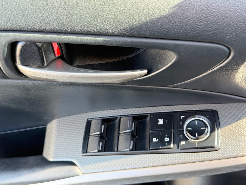 2017 Lexus IS 300 in Thetford Mines, Quebec - 26 - w1024h768px