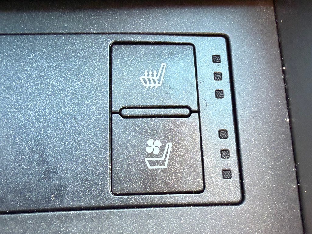 2017 Lexus IS 300 in Thetford Mines, Quebec - 49 - w1024h768px