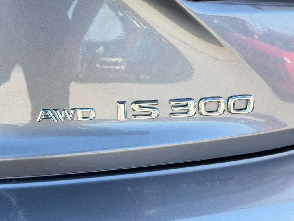 2017 Lexus IS 300 in Thetford Mines, Quebec - 23 - w1024h768px