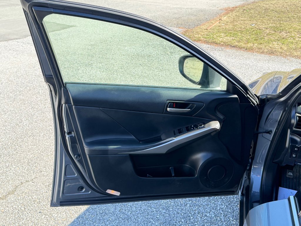 2017 Lexus IS 300 in Thetford Mines, Quebec - 25 - w1024h768px