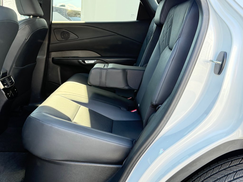2024 Lexus RX 350 / PREMIUM / COMME NEUF / AWD / GARANTIE LEXUS 30-05-30=110km / in Thetford Mines, Quebec - 66 - w1024h768px