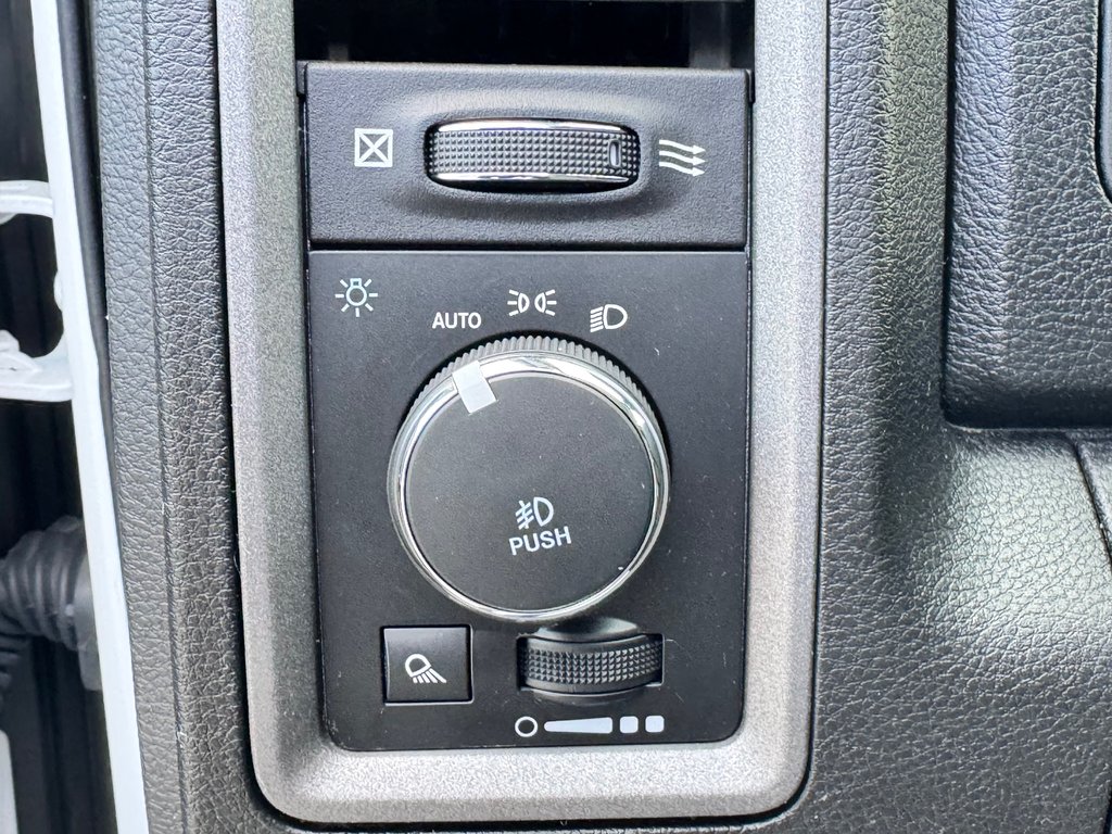 2021 Ram 1500 Classic TRADESMAN 4X4 5.7 / TRÈS BAS KILOS 45.500KM WOW / in Thetford Mines, Quebec - 37 - w1024h768px