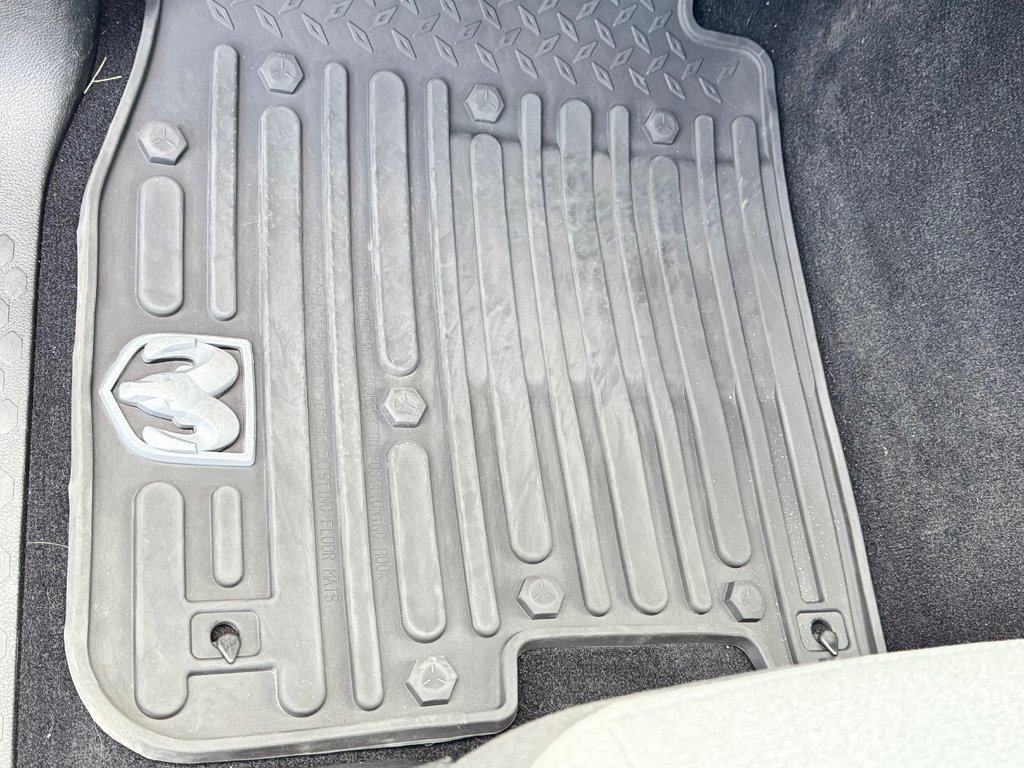 2021 Ram 1500 Classic TRADESMAN 4X4 5.7 / TRÈS BAS KILOS 45.500KM WOW / in Thetford Mines, Quebec - 39 - w1024h768px