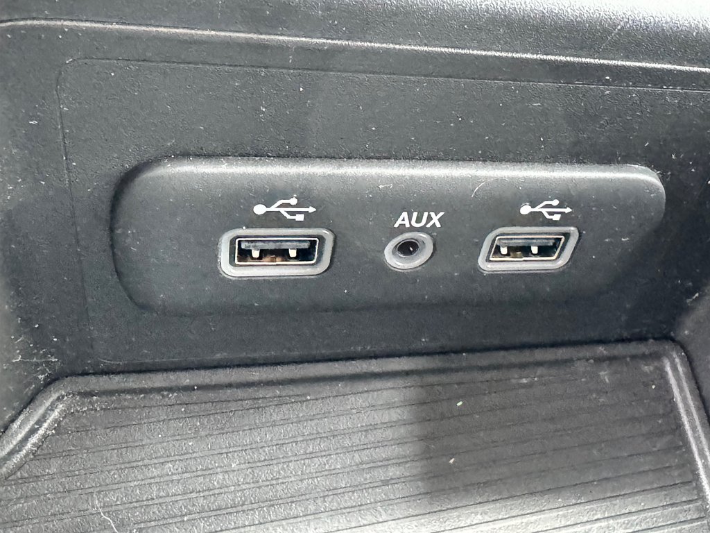 2021 Ram 1500 Classic TRADESMAN 4X4 5.7 / TRÈS BAS KILOS 45.500KM WOW / in Thetford Mines, Quebec - 56 - w1024h768px