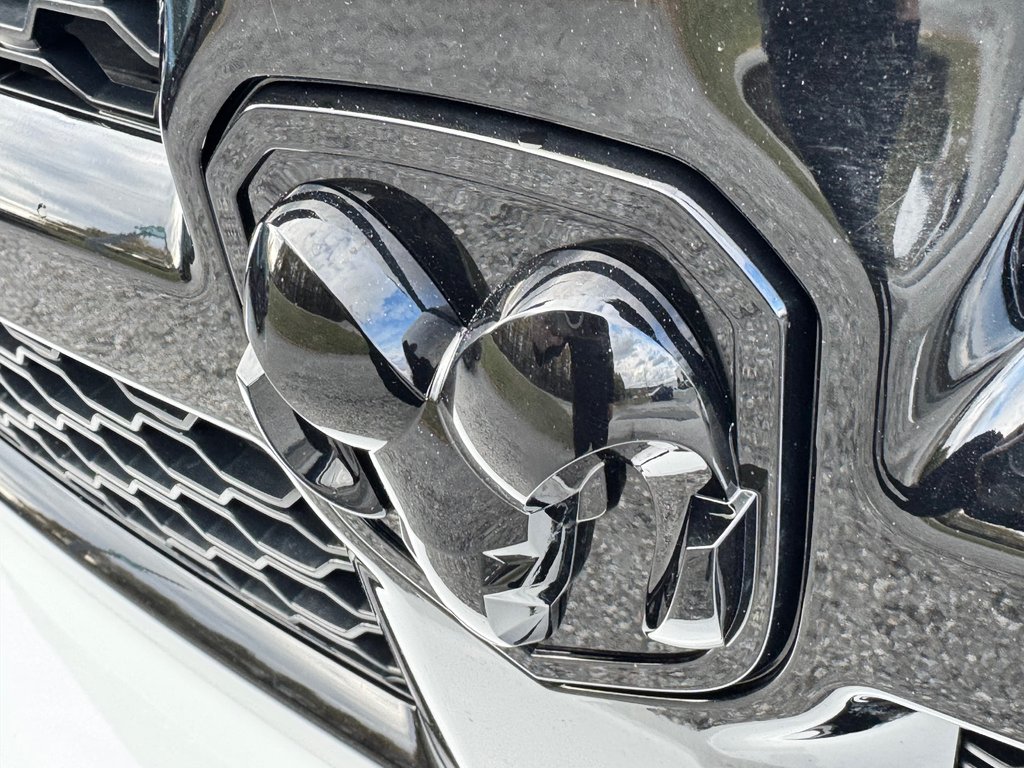 2021 Ram 1500 Classic TRADESMAN 4X4 5.7 / TRÈS BAS KILOS 45.500KM WOW / in Thetford Mines, Quebec - 12 - w1024h768px