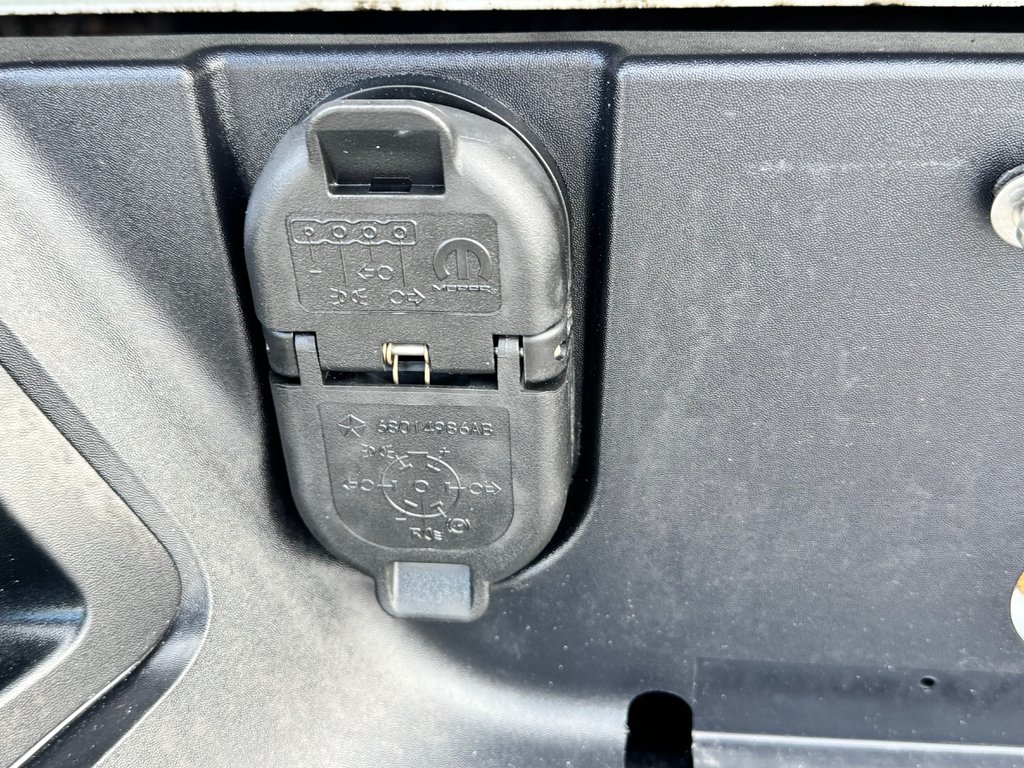 2021 Ram 1500 Classic TRADESMAN 4X4 5.7 / TRÈS BAS KILOS 45.500KM WOW / in Thetford Mines, Quebec - 26 - w1024h768px
