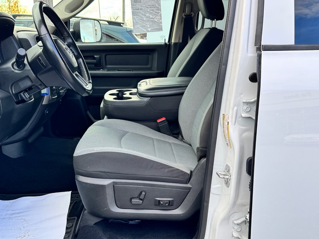2021 Ram 1500 Classic TRADESMAN 4X4 5.7 / TRÈS BAS KILOS 45.500KM WOW / in Thetford Mines, Quebec - 33 - w1024h768px
