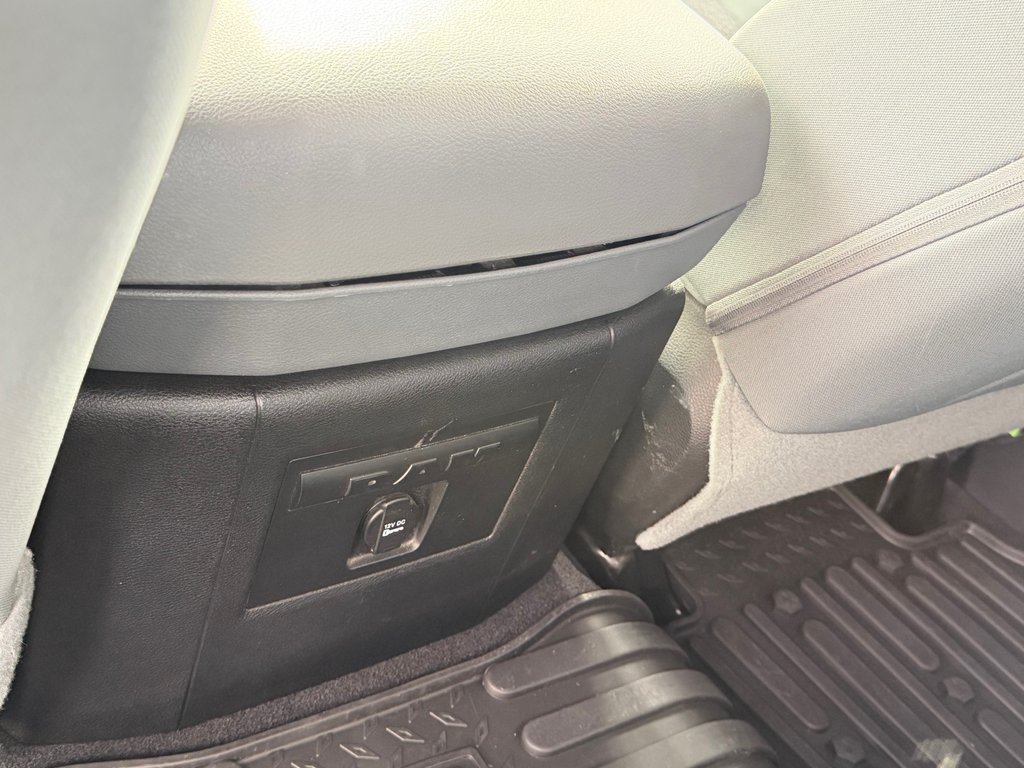 2015 Ram 1500 OUTDOORSMAN 4X4 / QUAD CAB / 5.7 / BAS KILOS / in Thetford Mines, Quebec - 61 - w1024h768px