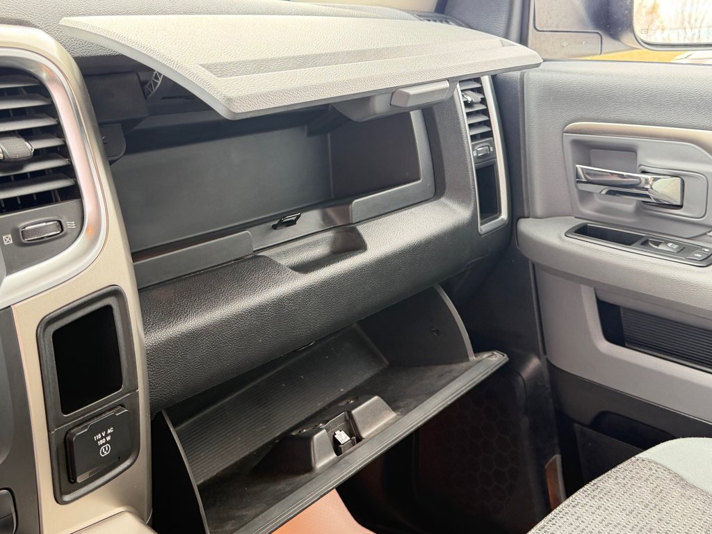 2015 Ram 1500 OUTDOORSMAN 4X4 / QUAD CAB / 5.7 / BAS KILOS / in Thetford Mines, Quebec - 56 - w1024h768px