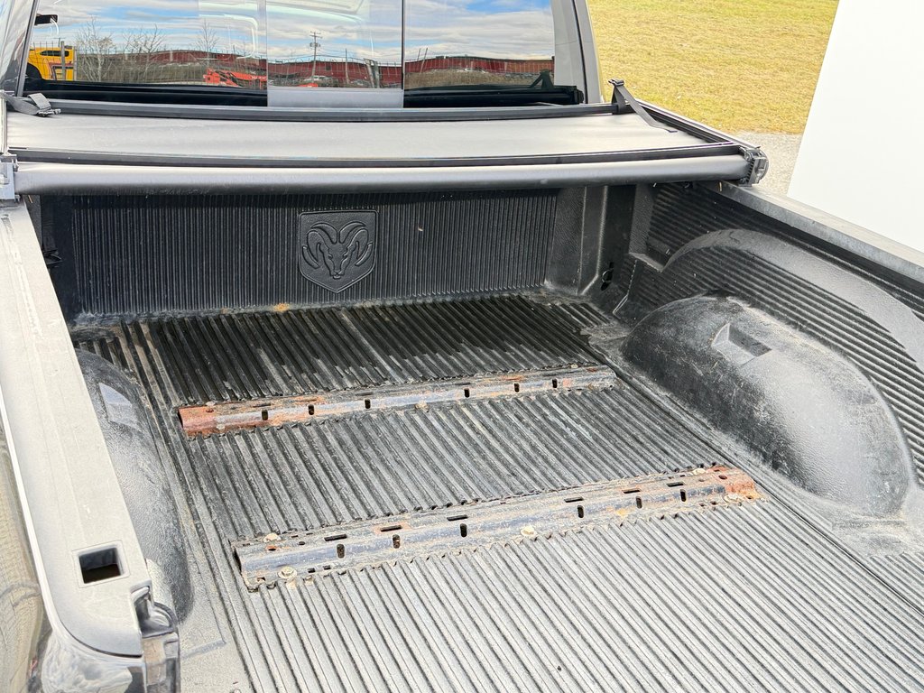 2015 Ram 1500 OUTDOORSMAN 4X4 / QUAD CAB / 5.7 / BAS KILOS / in Thetford Mines, Quebec - 68 - w1024h768px