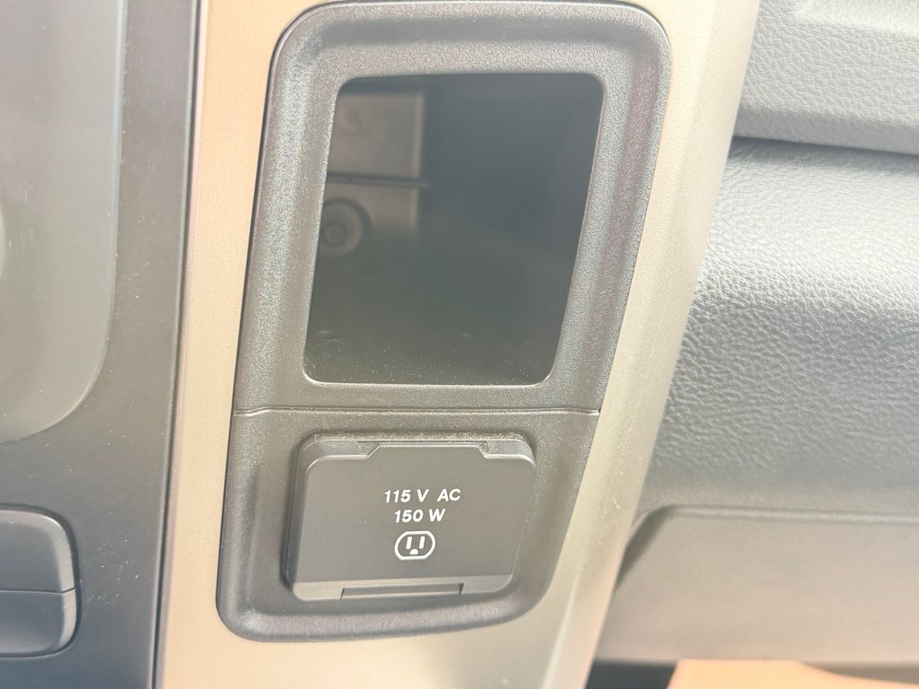 2015 Ram 1500 OUTDOORSMAN 4X4 / QUAD CAB / 5.7 / BAS KILOS / in Thetford Mines, Quebec - 50 - w1024h768px