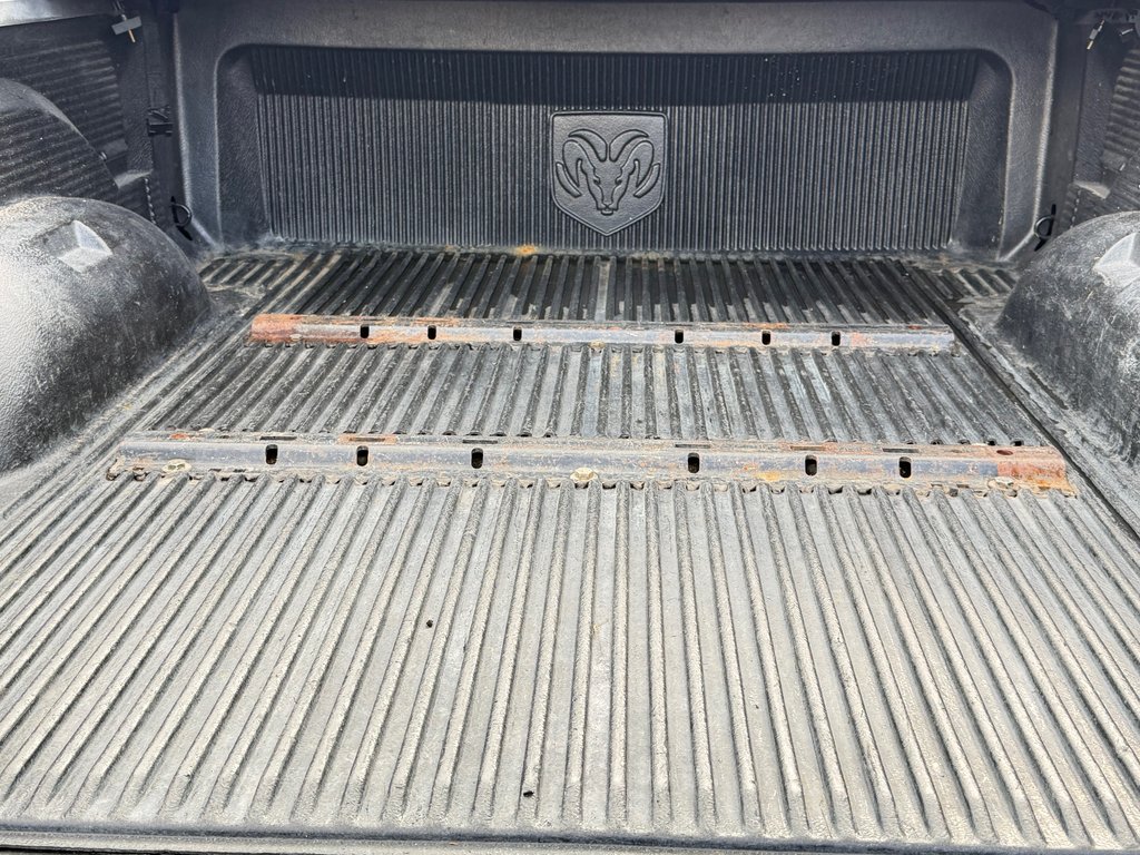 2015 Ram 1500 OUTDOORSMAN 4X4 / QUAD CAB / 5.7 / BAS KILOS / in Thetford Mines, Quebec - 70 - w1024h768px