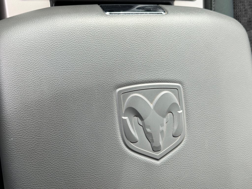 2015 Ram 1500 OUTDOORSMAN 4X4 / QUAD CAB / 5.7 / BAS KILOS / in Thetford Mines, Quebec - 53 - w1024h768px