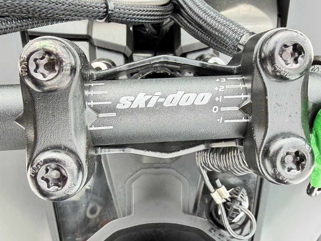 Ski-Doo SM RENEGADE ADRENALINE 900 ACE TURBO / SKI ROULE / IMPECCABLE 2024 à Thetford Mines, Québec - 18 - w1024h768px