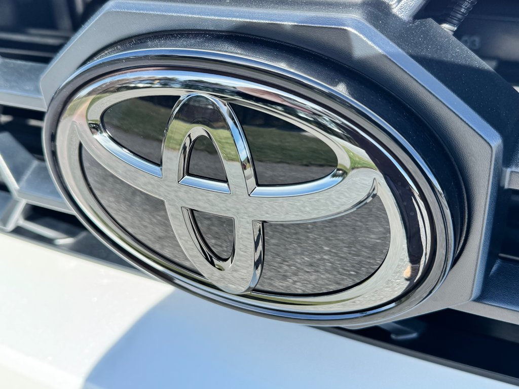 2025 Toyota 4RUNNER TRD SPORT BAJA EDITION / MAGS 20 SABLE / PNEUS HORS ROUTE / MARCHE PIED / CROCHET ROUGE in Thetford Mines, Quebec - 11 - w1024h768px
