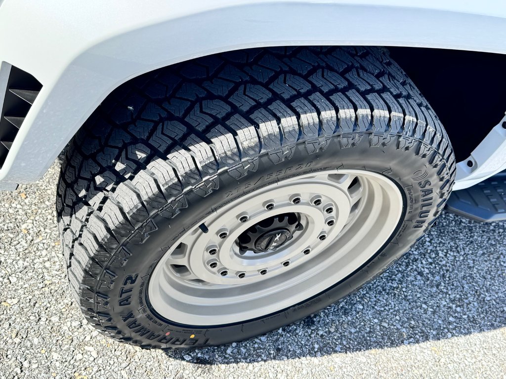 2025 Toyota 4RUNNER TRD SPORT BAJA EDITION / MAGS 20 SABLE / PNEUS HORS ROUTE / MARCHE PIED / CROCHET ROUGE in Thetford Mines, Quebec - 16 - w1024h768px