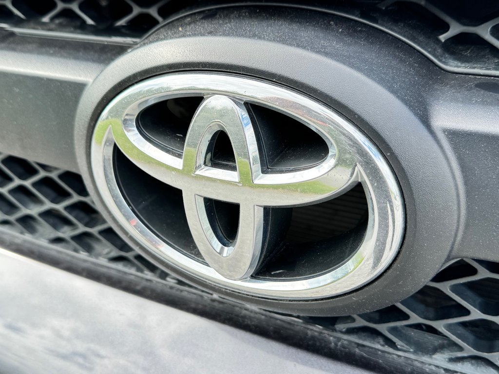 Toyota 4Runner SR5 V6 4X4 / LONGÉVITÉ ET VALEUR ASSURÉE / 2012 à Thetford Mines, Québec - 12 - w1024h768px