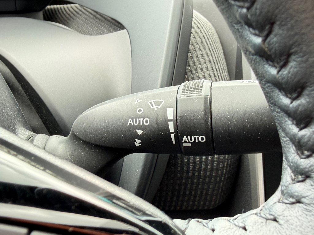 2023 Toyota bZ4X XLE AWD / TOIT PANO / PEA 19-09-28=100KM / in Thetford Mines, Quebec - 35 - w1024h768px