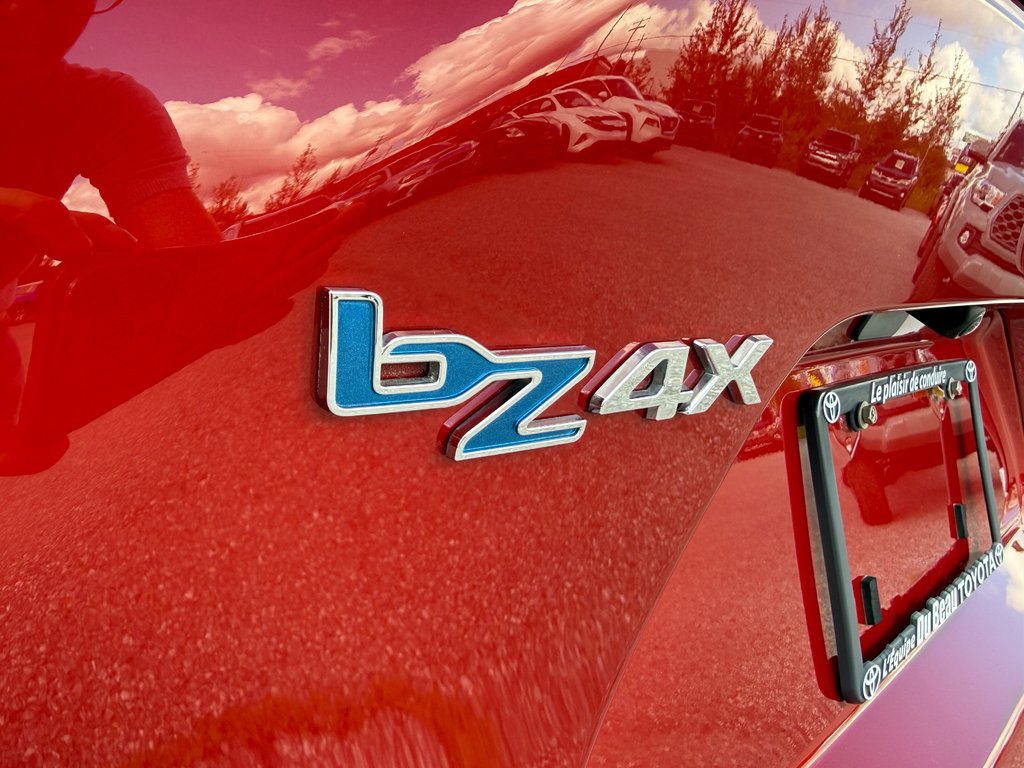 2023 Toyota bZ4X XLE AWD / MAGS / TOIT PANORAMIQUE in Thetford Mines, Quebec - 18 - w1024h768px