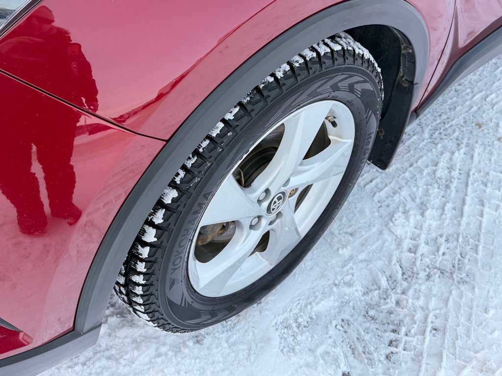 2018 Toyota C-HR XLE / TOIT BLANC HYPER RARE / TRÈS BAS KILOS / in Thetford Mines, Quebec - 14 - w1024h768px