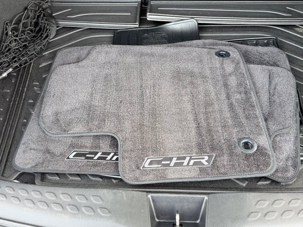 2018 Toyota C-HR XLE / TOIT BLANC HYPER RARE / TRÈS BAS KILOS / in Thetford Mines, Quebec - 56 - w1024h768px