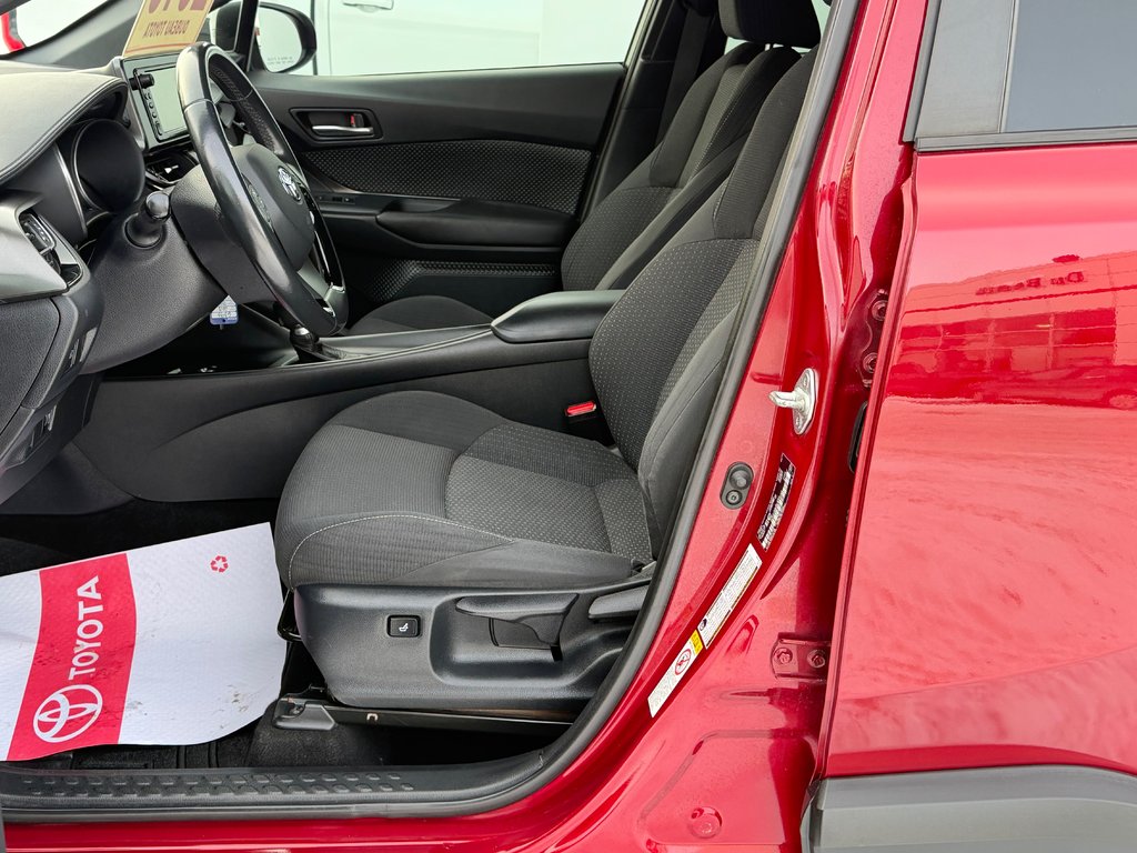 2018 Toyota C-HR XLE / TOIT BLANC HYPER RARE / TRÈS BAS KILOS / in Thetford Mines, Quebec - 27 - w1024h768px