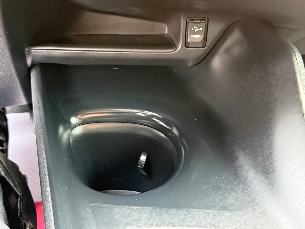 2018 Toyota C-HR XLE / TOIT BLANC HYPER RARE / TRÈS BAS KILOS / in Thetford Mines, Quebec - 44 - w1024h768px