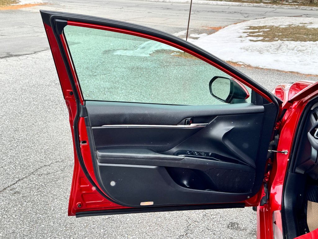 2019 Toyota Camry HYBRIDE SE / GROUPE AMÉLIORÉ / MAGS 18 / ANGLES MORT ET +++ / in Thetford Mines, Quebec - 28 - w1024h768px