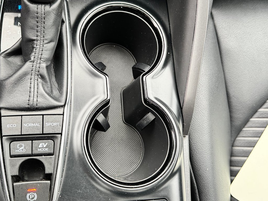 2019 Toyota Camry HYBRIDE SE / GROUPE AMÉLIORÉ / MAGS 18 / ANGLES MORT ET +++ / in Thetford Mines, Quebec - 52 - w1024h768px