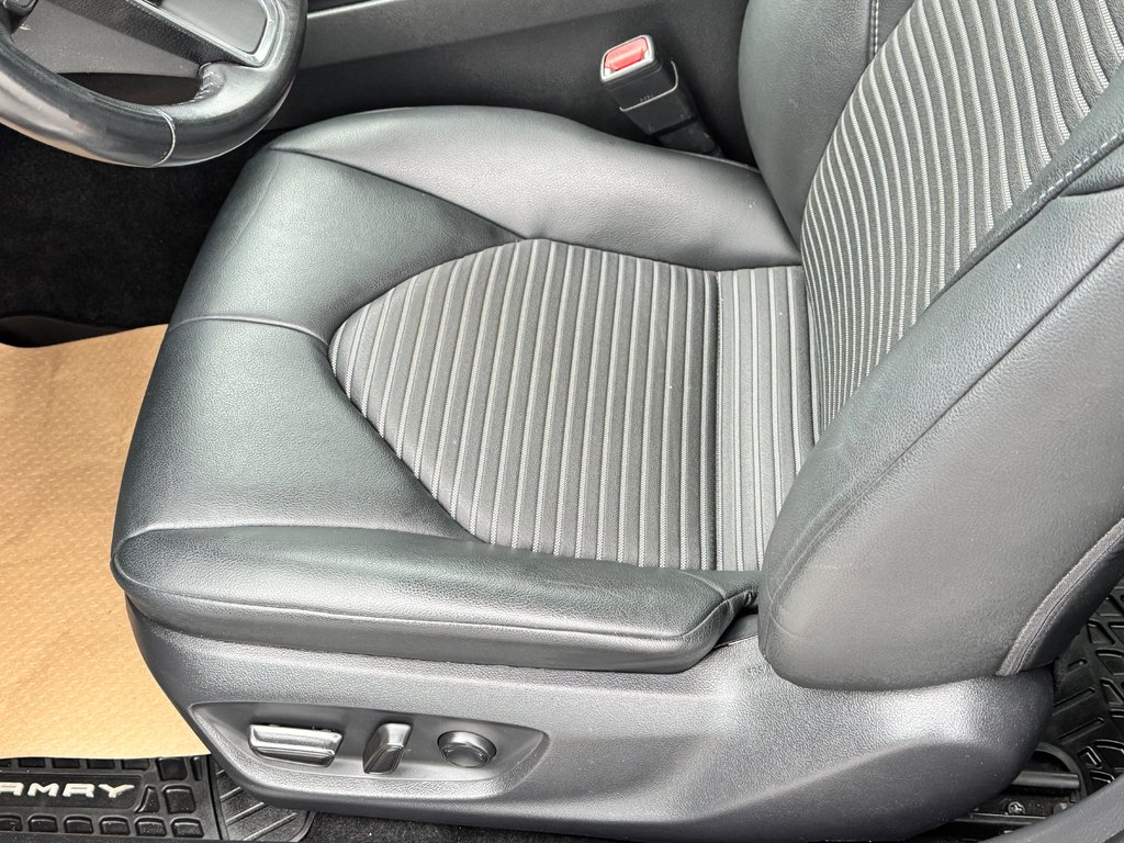 2019 Toyota Camry HYBRIDE SE / GROUPE AMÉLIORÉ / MAGS 18 / ANGLES MORT ET +++ / in Thetford Mines, Quebec - 34 - w1024h768px