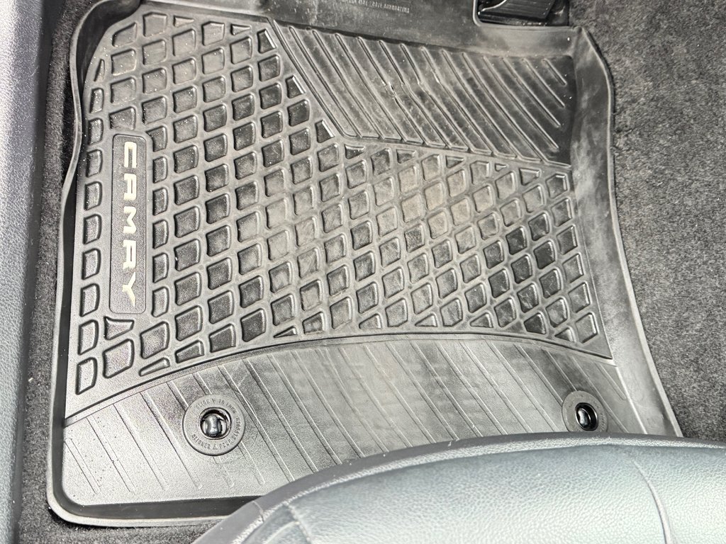 2019 Toyota Camry HYBRIDE SE / GROUPE AMÉLIORÉ / MAGS 18 / ANGLES MORT ET +++ / in Thetford Mines, Quebec - 37 - w1024h768px