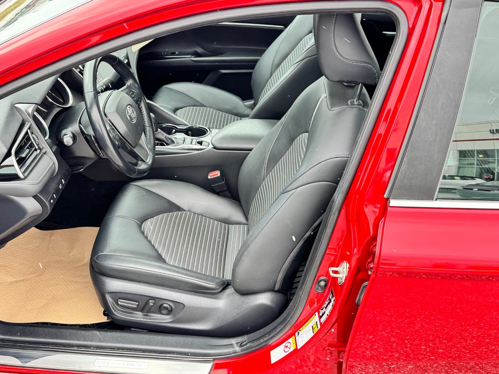 2019 Toyota Camry HYBRIDE SE / GROUPE AMÉLIORÉ / MAGS 18 / ANGLES MORT ET +++ / in Thetford Mines, Quebec - 30 - w1024h768px