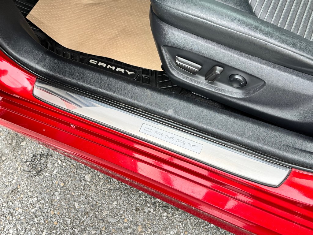 2019 Toyota Camry HYBRIDE SE / GROUPE AMÉLIORÉ / MAGS 18 / ANGLES MORT ET +++ / in Thetford Mines, Quebec - 32 - w1024h768px