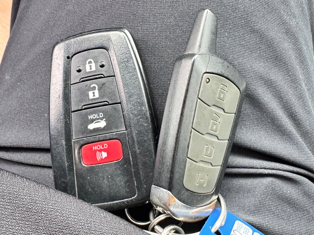 2019 Toyota Camry HYBRIDE SE / GROUPE AMÉLIORÉ / MAGS 18 / ANGLES MORT ET +++ / in Thetford Mines, Quebec - 59 - w1024h768px