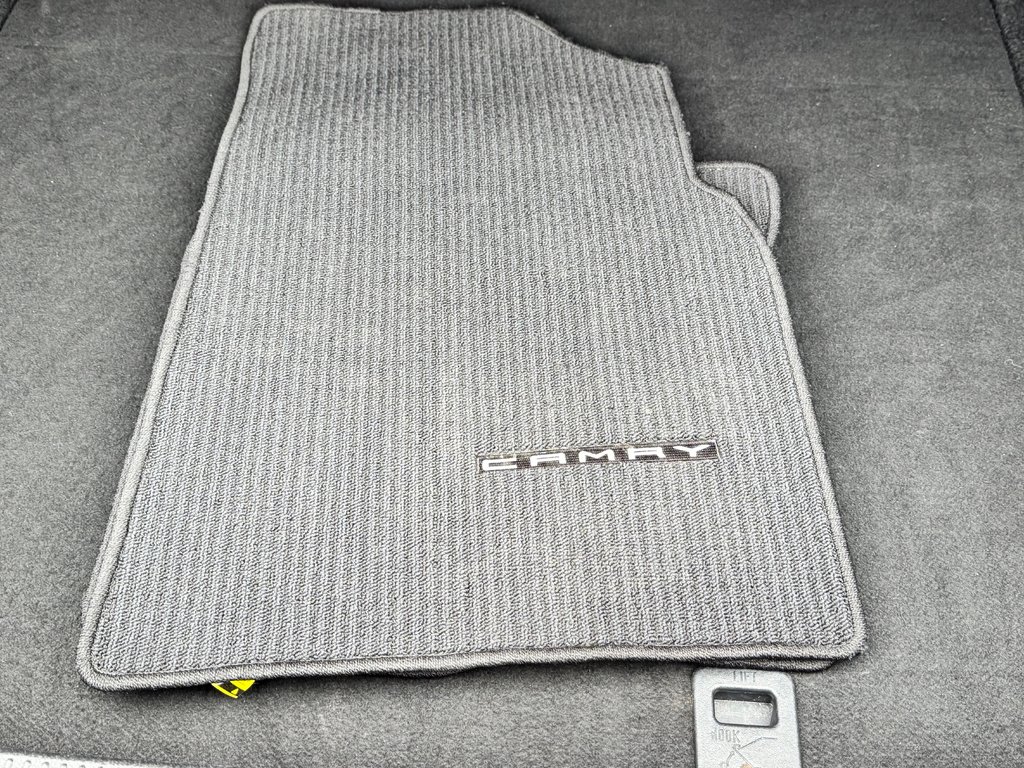 2019 Toyota Camry HYBRIDE SE / GROUPE AMÉLIORÉ / MAGS 18 / ANGLES MORT ET +++ / in Thetford Mines, Quebec - 65 - w1024h768px